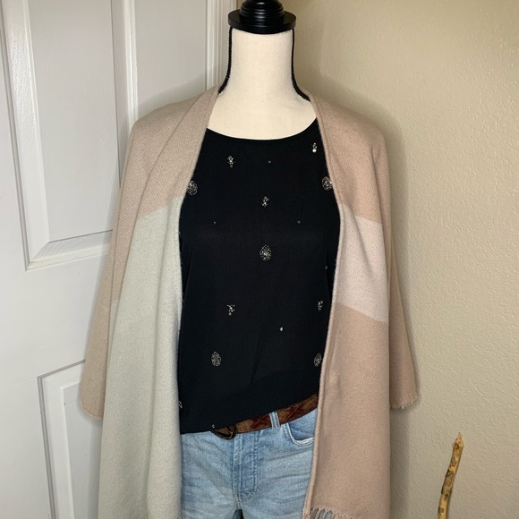 SOIA & KYO | Shawl Poncho - Picture 3 of 4